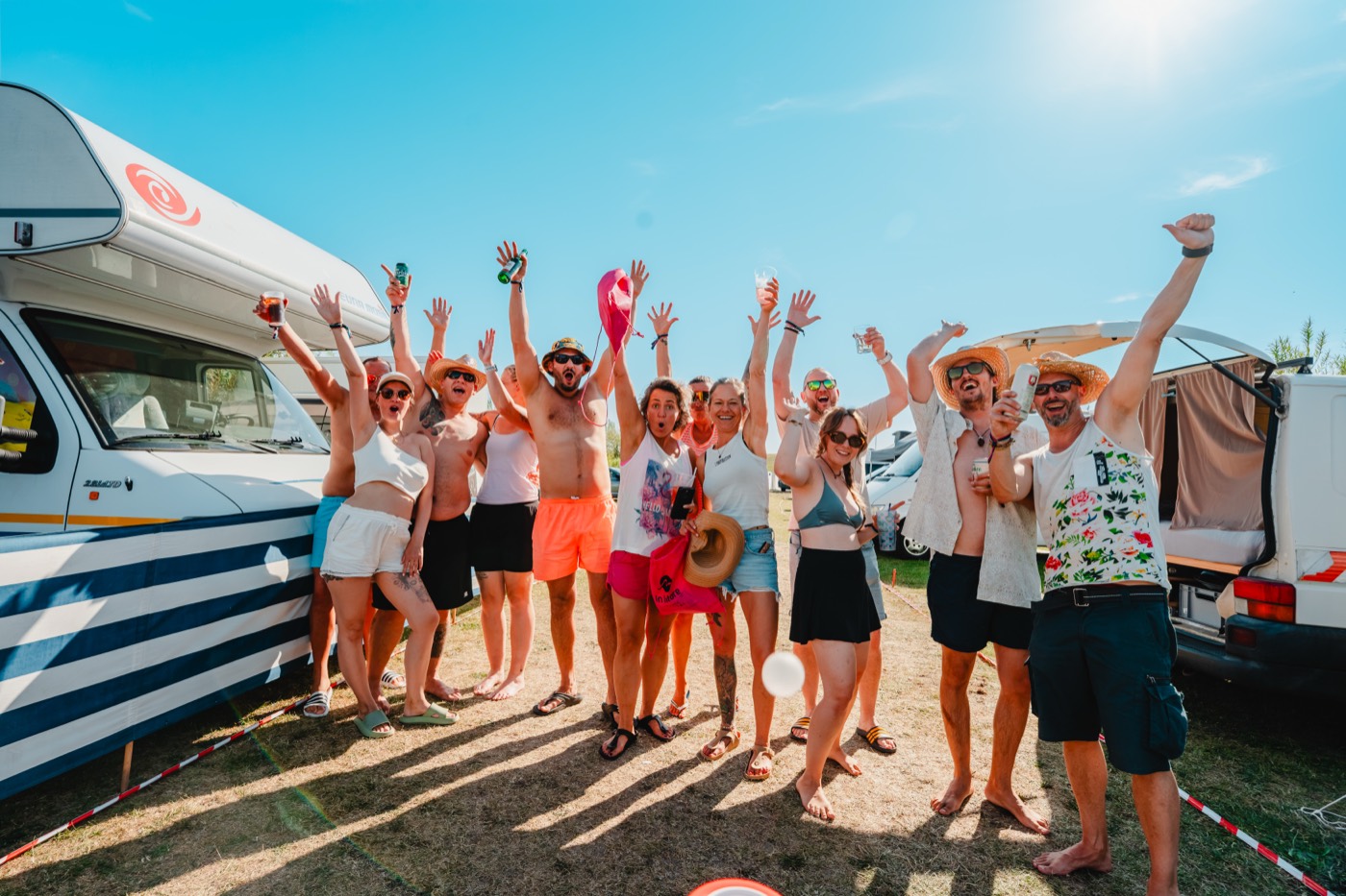 Camper-Crew am Wohnmobil
