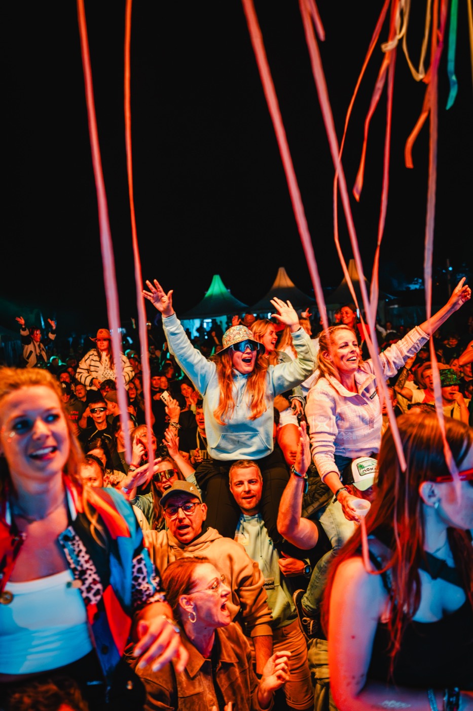 Crowd bei Nacht mit Luftschlangen