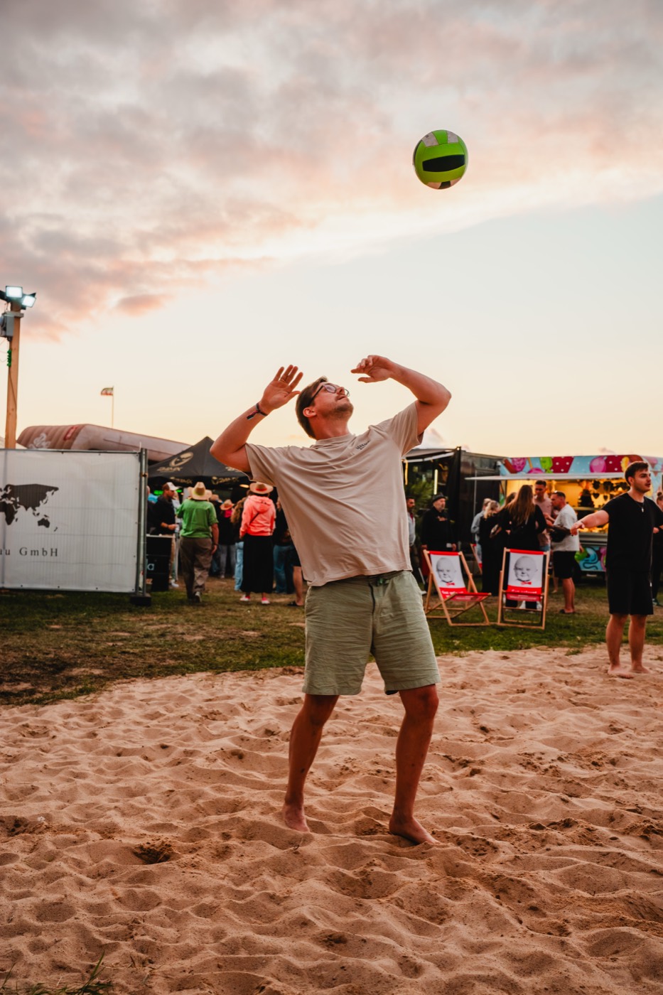Beach-Volleyball im Sonnenuntergang
